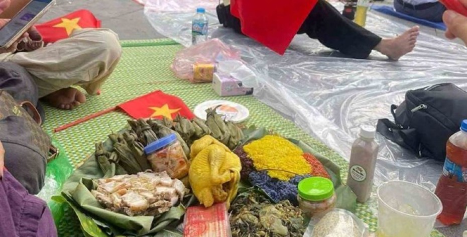 Mâm xôi gà đặc biệt gây sốt mạng trước giờ tổng hợp luyện diễu binh diễu hành