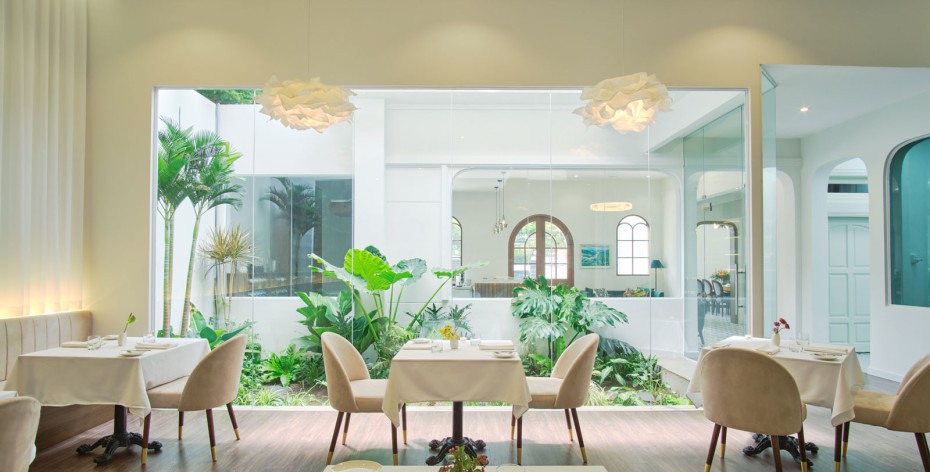 Không gian fine-dining ấm cúng tựa bữa ăn gia đình tại Olivia Dining