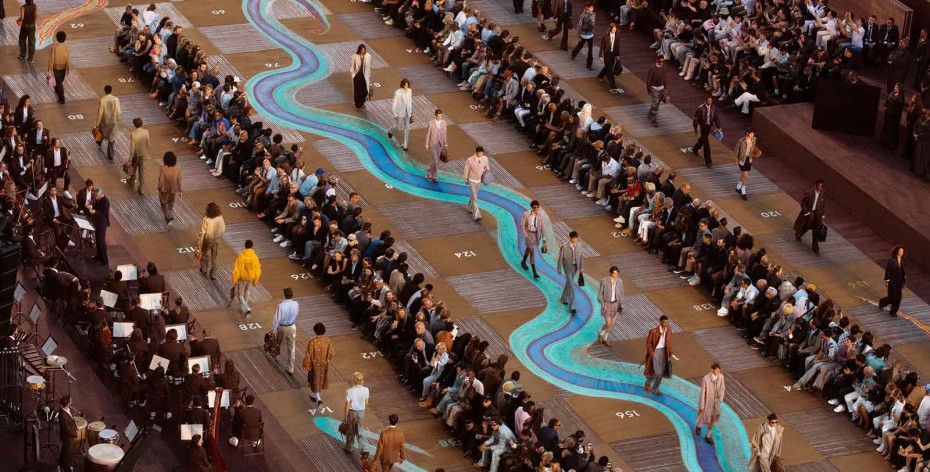 “Ván cờ khổng lồ" của Louis Vuitton tại Paris Fashion Week