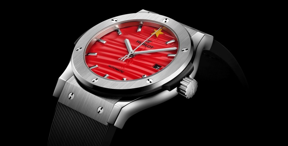 Cờ đỏ sao vàng tung bay trên đồng hồ Hublot