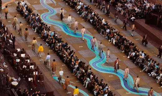 “Ván cờ khổng lồ" của Louis Vuitton tại Paris Fashion Week